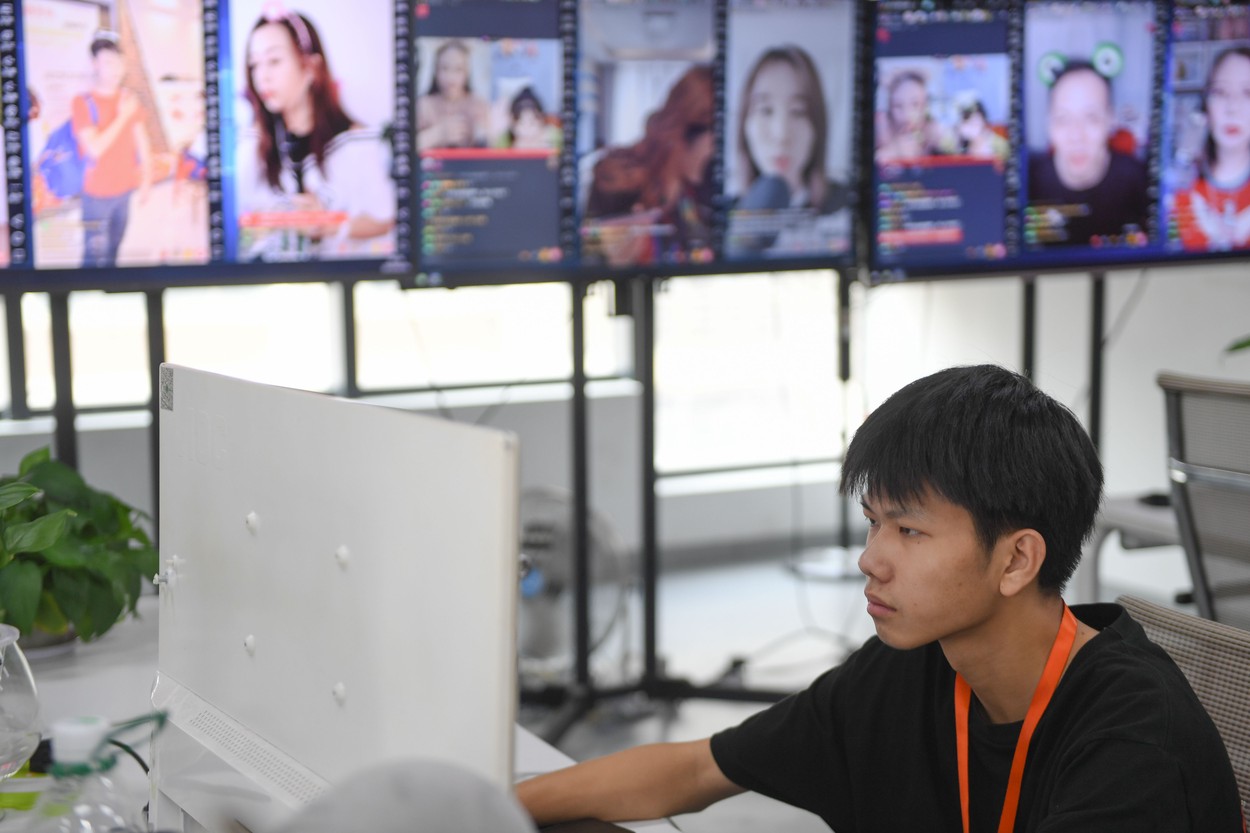 Noul trend din China aduce câștiguri de miliarde de dolari. Cum funcționează livestream shopping-ul