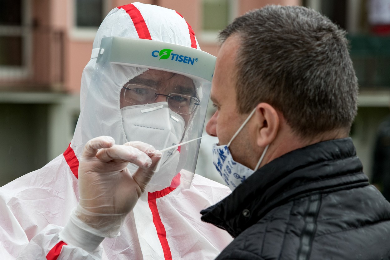 Ministrul Sănătății din Slovacia a tratat pacienții COVID într-un spital din orașul cu cea mai mare rată de infectare