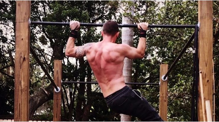 Un sergent din armata americană seamănă cu un soldat bionic. Face 50 de tracțiuni pe minut