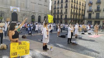 Sute de medici spanioli au protestat dezbrăcați în Barcelona: „Ne lăsați în pielea goală. Suntem extenuați!”