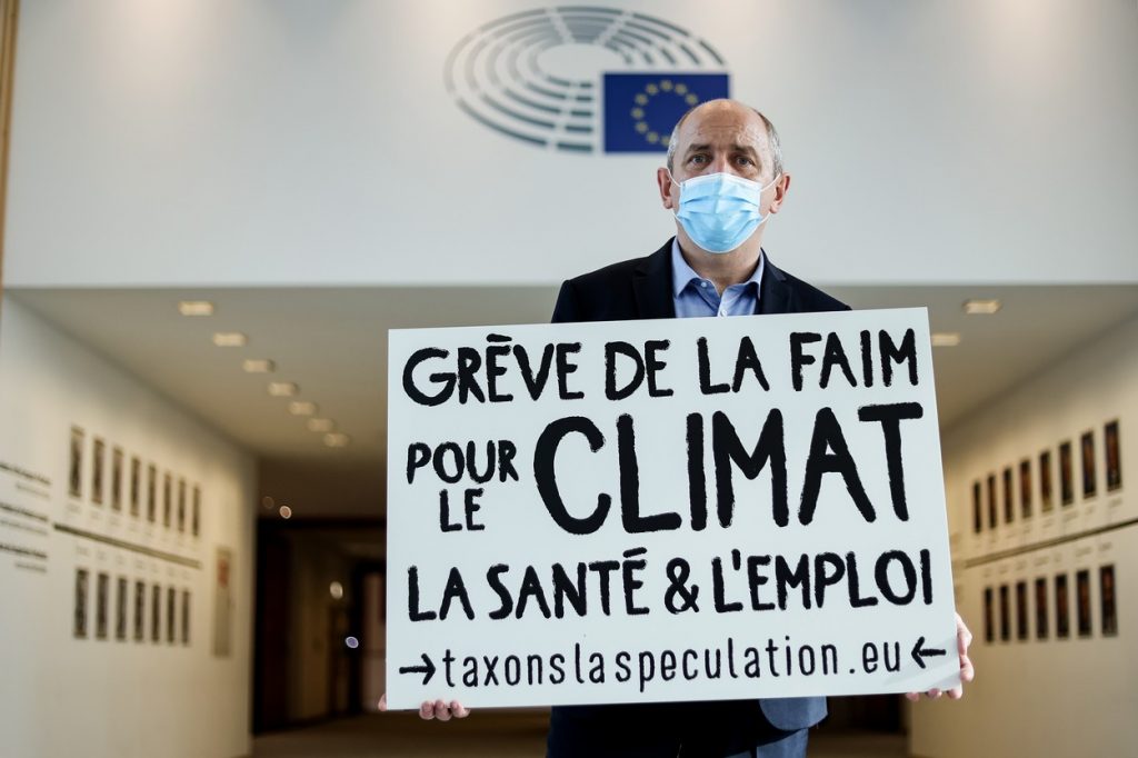 Un eurodeputat francez care cere o taxă UE pe tranzacţii financiare a intrat în greva foamei