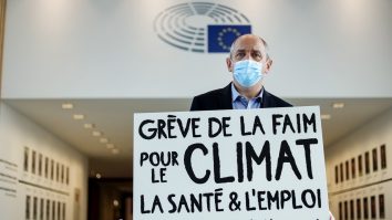 Un eurodeputat francez care cere o taxă UE pe tranzacţii financiare a intrat în greva foamei