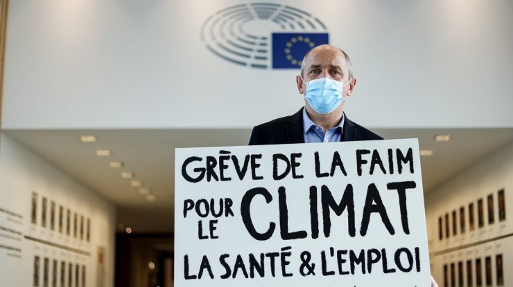 Un eurodeputat francez care cere o taxă UE pe tranzacţii financiare a intrat în greva foamei