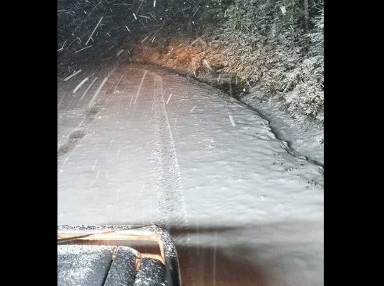 Locuitorii din Arieșeni au fotografiat azi-noapte primii fulgi