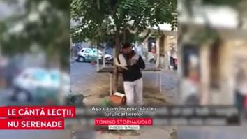 Un profesor din Napoli ține orele în stradă sau sub balcoane: „Elevii nu pot să vină la mine, atunci merg eu la ei”