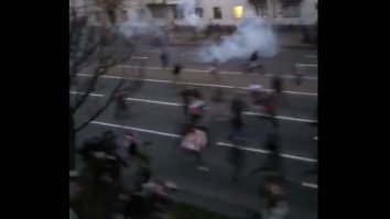Protestele continuă la Minsk. Momentul în care manifestanții fug din calea exploziilor