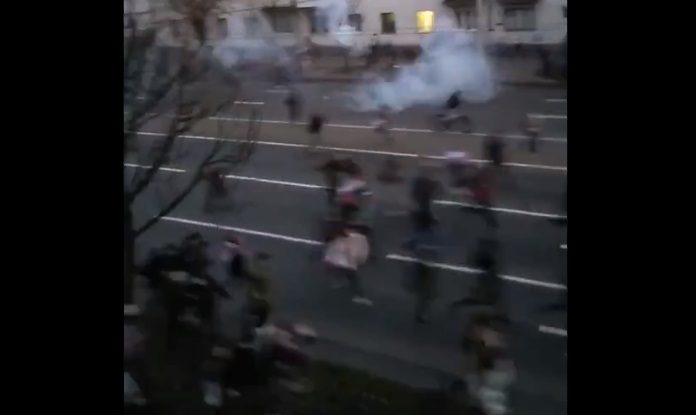 Protestele continuă la Minsk. Momentul în care manifestanții fug din calea exploziilor