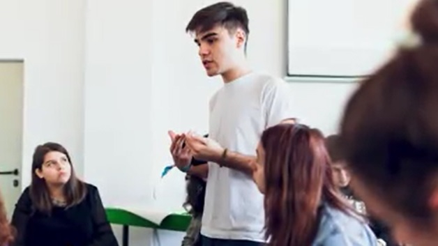 Tinerii cer, ministrul tace: „Să fie refăcute acele criterii de performanţă ale şcolilor”