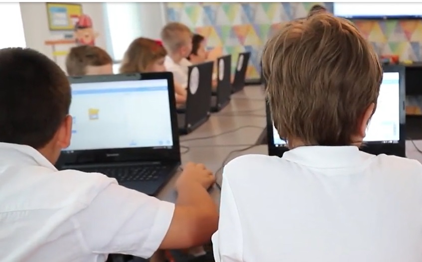 Elevii învață IT la școală: „După aceste cursuri știu să facă jocuri, aplicaţii în diverse programe”