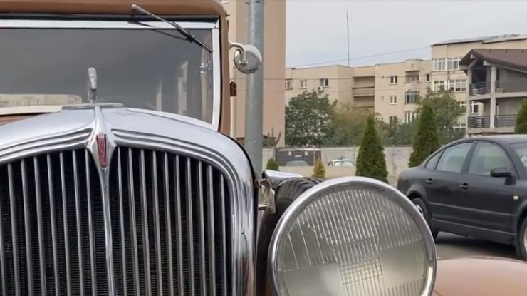 Vedeta colecției care acoperă perioada 1932-1990. Pasionaţii de maşini şi-au scos „bijuteriile” pe străzi