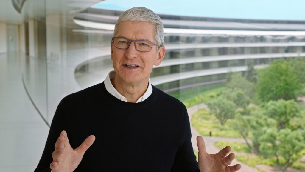 Apple nu vrea să renunțe la CEO-ul actual. Ce sumă este dispusă compania să-i plătească lui Tim Cook pentru a rămâne până în 2025