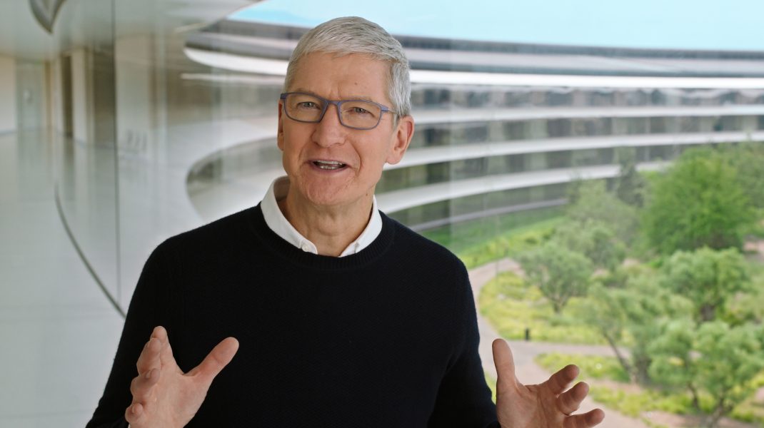 Apple nu vrea să renunțe la CEO-ul actual. Ce sumă este dispusă compania să-i plătească lui Tim Cook pentru a rămâne până în 2025