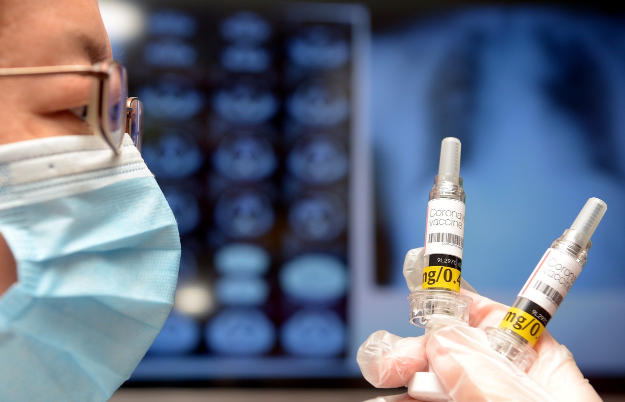 Analiză. OMS vede un „moment periculos” pentru multe țări din emisfera nordică. Cum vor fi distribuite vaccinurile