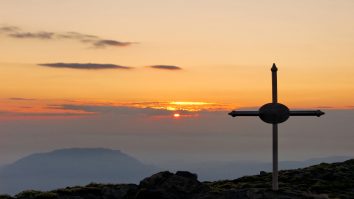 Un turist a căzut în gol zeci de metri de pe Vârful Omu