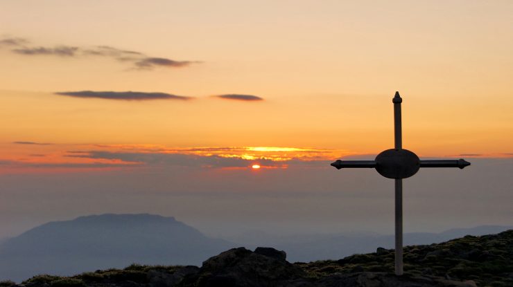 Un turist a căzut în gol zeci de metri de pe Vârful Omu