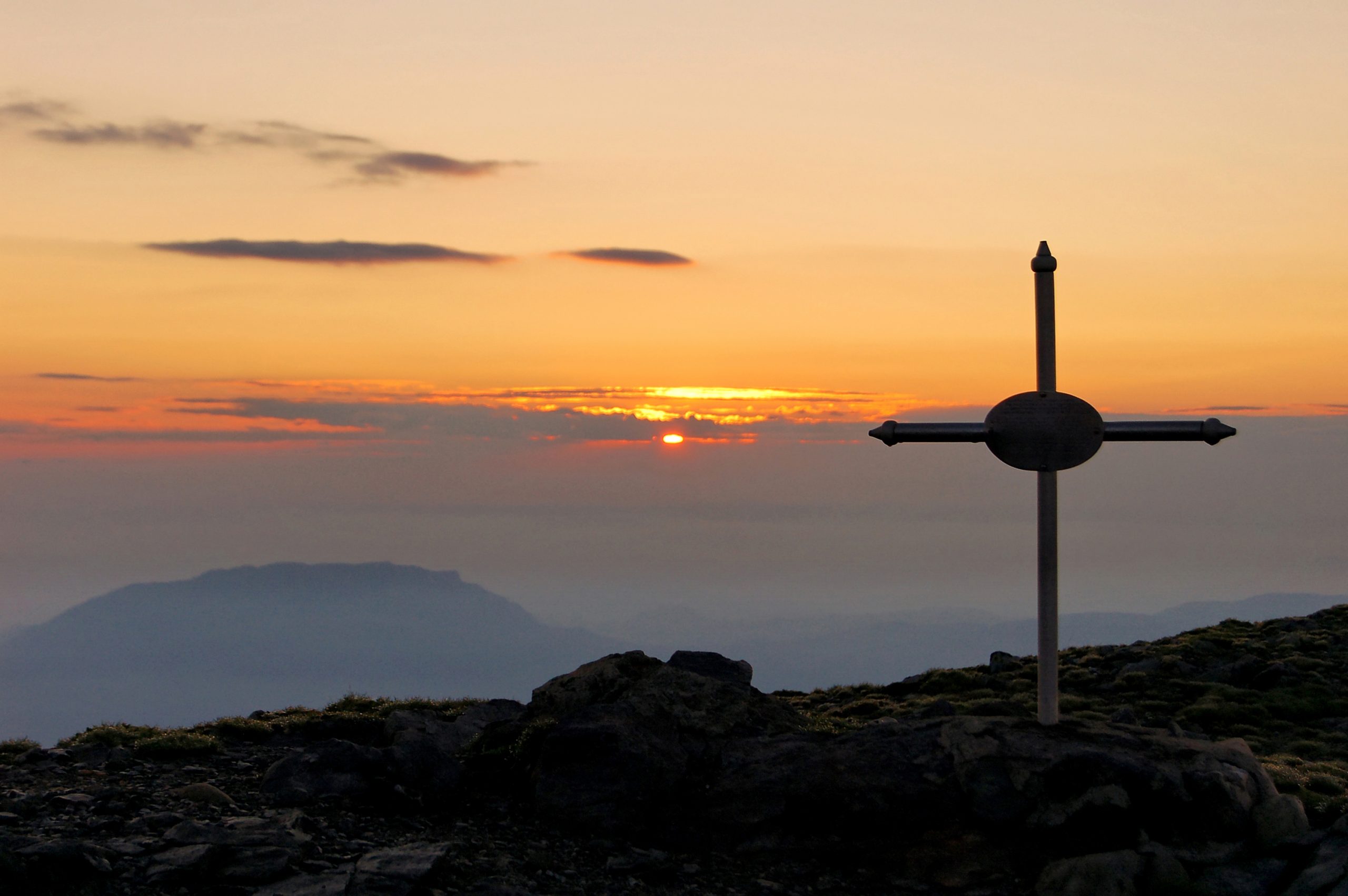 Un turist a căzut în gol zeci de metri de pe Vârful Omu