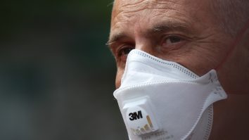 Medicul Virgil Musta: În zonele aglomerate trebuie purtată masca. E singura soluție