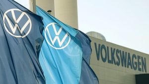 Volkswagen intră în cursă cu Tesla în domeniu maşinilor electrice