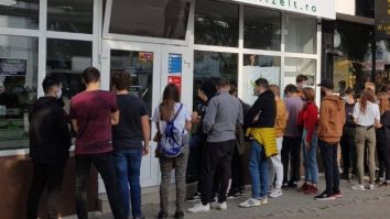 FOTO. Zeci de români, la coadă la deschiderea unui magazin cu produse care conțin canabis