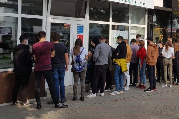 FOTO. Zeci de români, la coadă la deschiderea unui magazin cu produse care conțin canabis