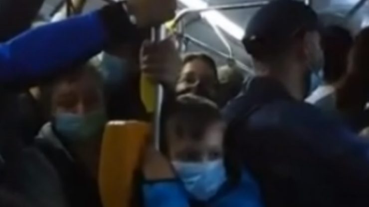 Cum se circulă cu autobuzul în Iași pe timp de pandemie: Umăr la umăr