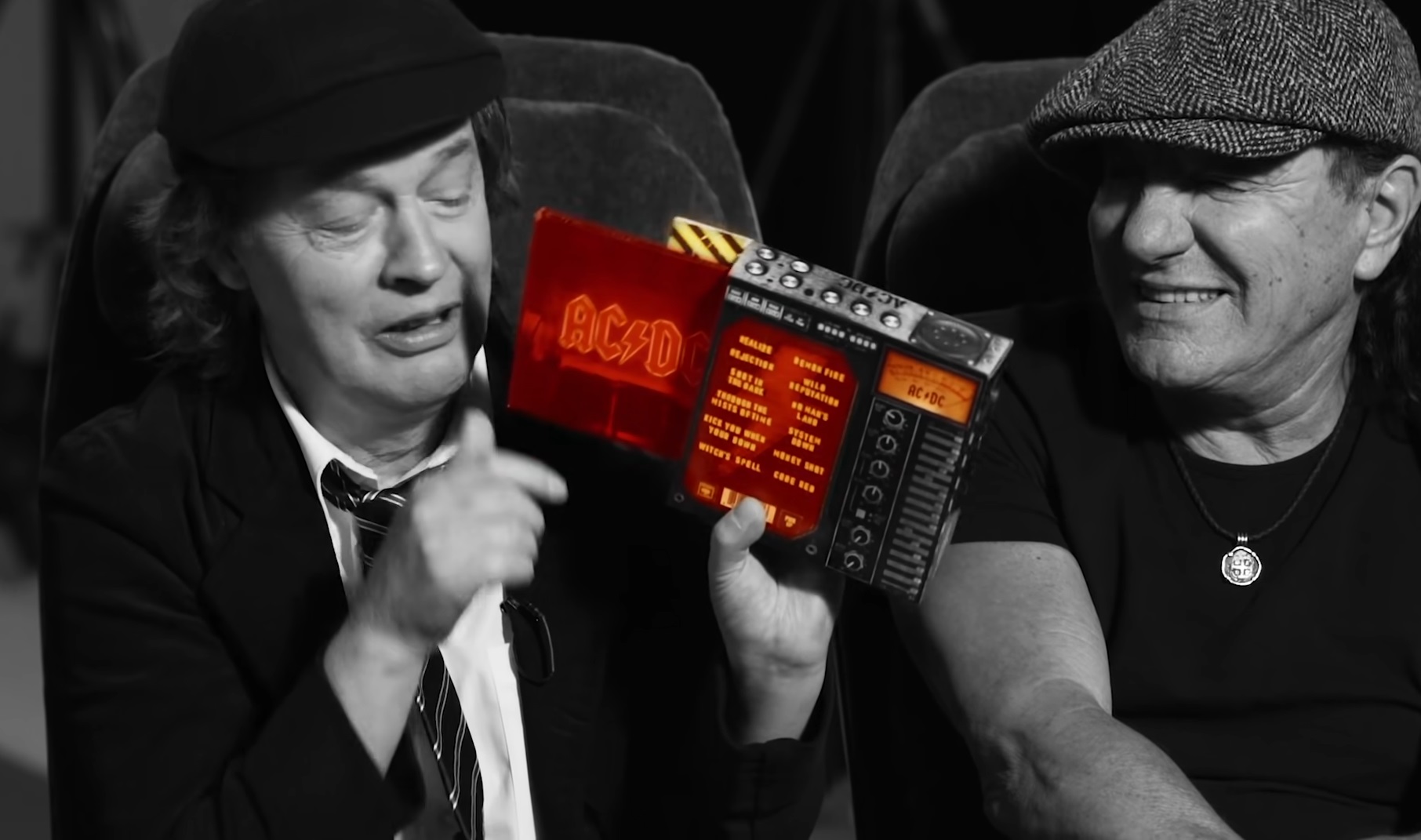 Veste bună pentru fanii AC/DC. Noul album al legendarei trupe vine la pachet cu o boxă specială