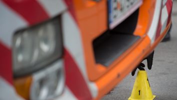 O mașină a intrat într-un grup de oameni în Germania. O persoană a murit și alte două au fost rănite