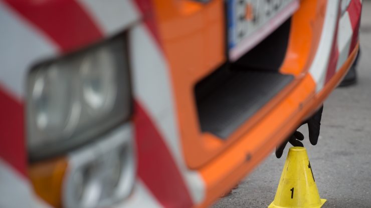 O mașină a intrat într-un grup de oameni în Germania. O persoană a murit și alte două au fost rănite