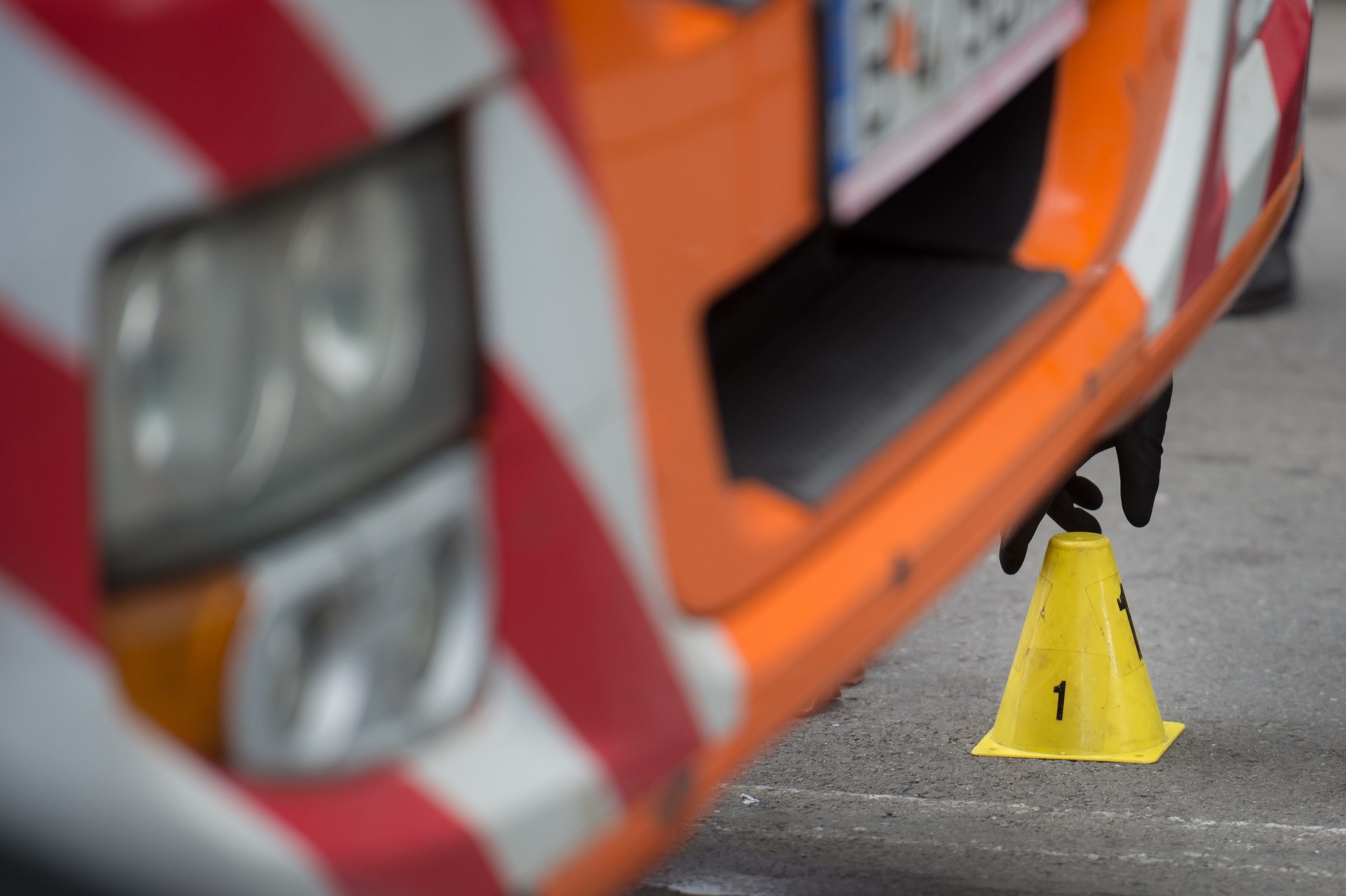 O mașină a intrat într-un grup de oameni, în Germania. Un copil a murit și alte trei persoane au fost rănite