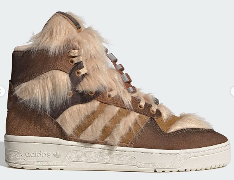 Adidas lansează o pereche de pantofi sport inspirați de Star Wars, cu Chewbacca. Va costa 150 de dolari