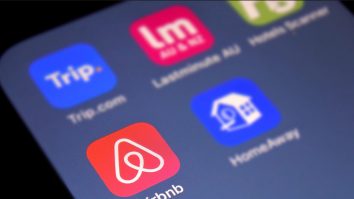 Parisul vrea să facă referendum contra Airbnb. Turiștii distrug clădirile