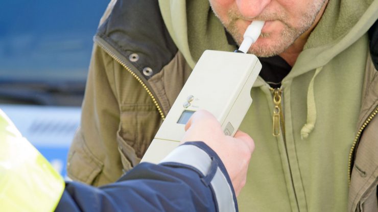 Mărturia unui medic: Un român a băut o ladă cu bere ca să „dea afară” vaccinul