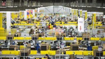 Aproape 20.000 de angajați Amazon, confirmați pozitiv cu Covid-19