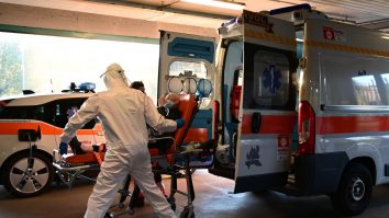 Poveste revoltătoare. O familie a rămas în casă cu bunica decedată, pentru că are simptome de COVID-19