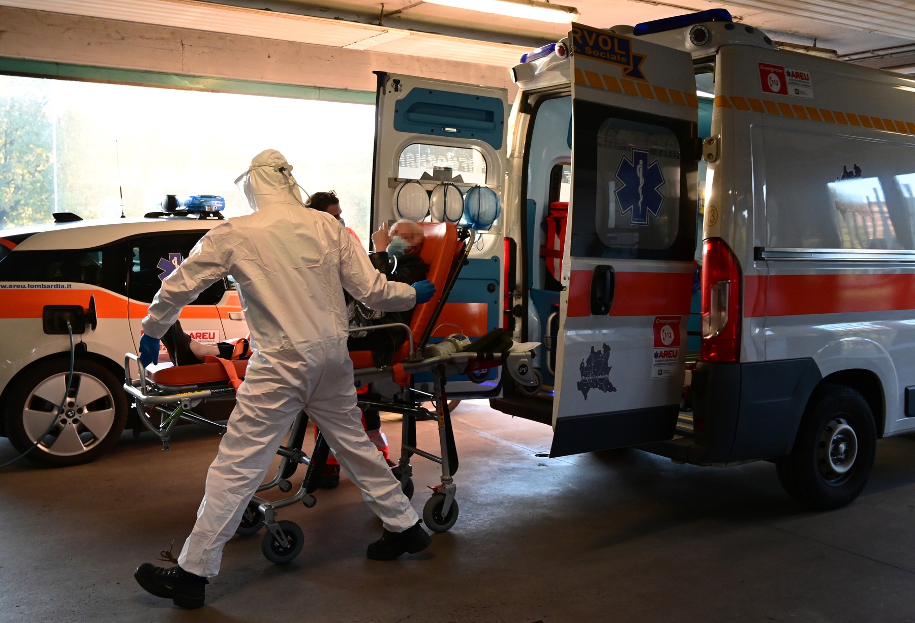 Poveste revoltătoare. O familie a rămas în casă cu bunica decedată, pentru că are simptome de COVID-19