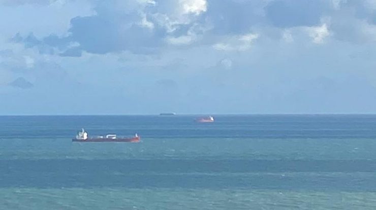 Armata a intervenit în forţă în largul coastelor Marii Britanii. Pasagerii clandestini de la bordul unui petrolier au devenit violenţi