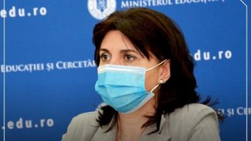 Ministrul anti-teză și antiteză. Anisie a anunțat că se gândește să elimine tezele în acest an școlar. Reacția unui expert în educație