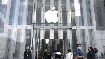 Cozi uriașe pentru iPhone. Fanii Apple au respectat distanța