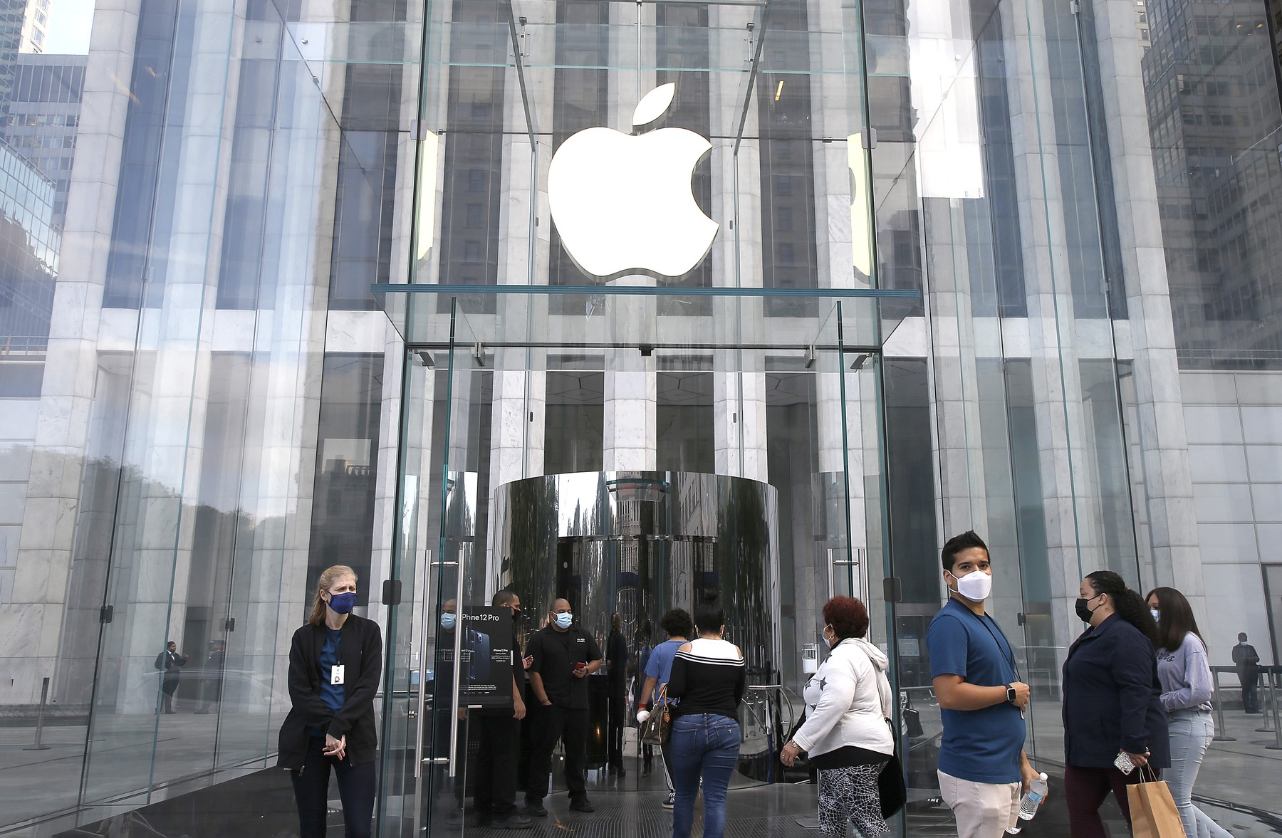 Cozi uriașe pentru iPhone. Fanii Apple au respectat distanța