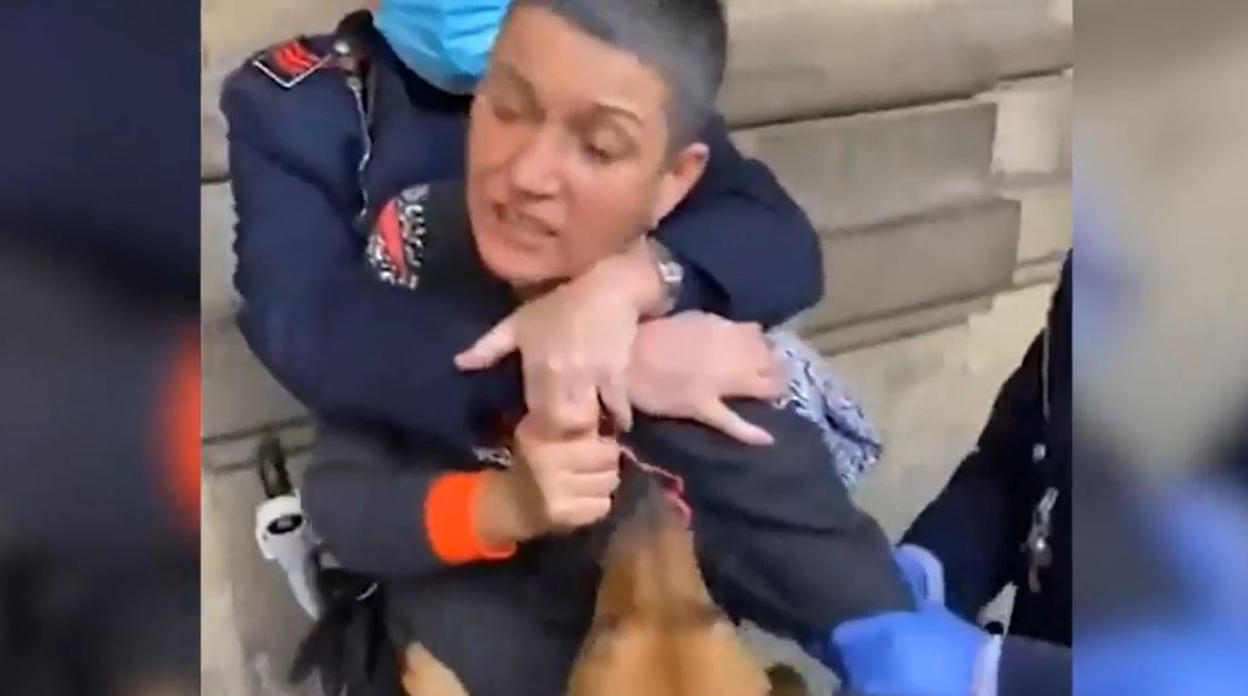 O femeie din Italia a fost arestată pentru că nu purta mască. Șase patrule de poliție au intervenit: ”Rușine!”. VIDEO