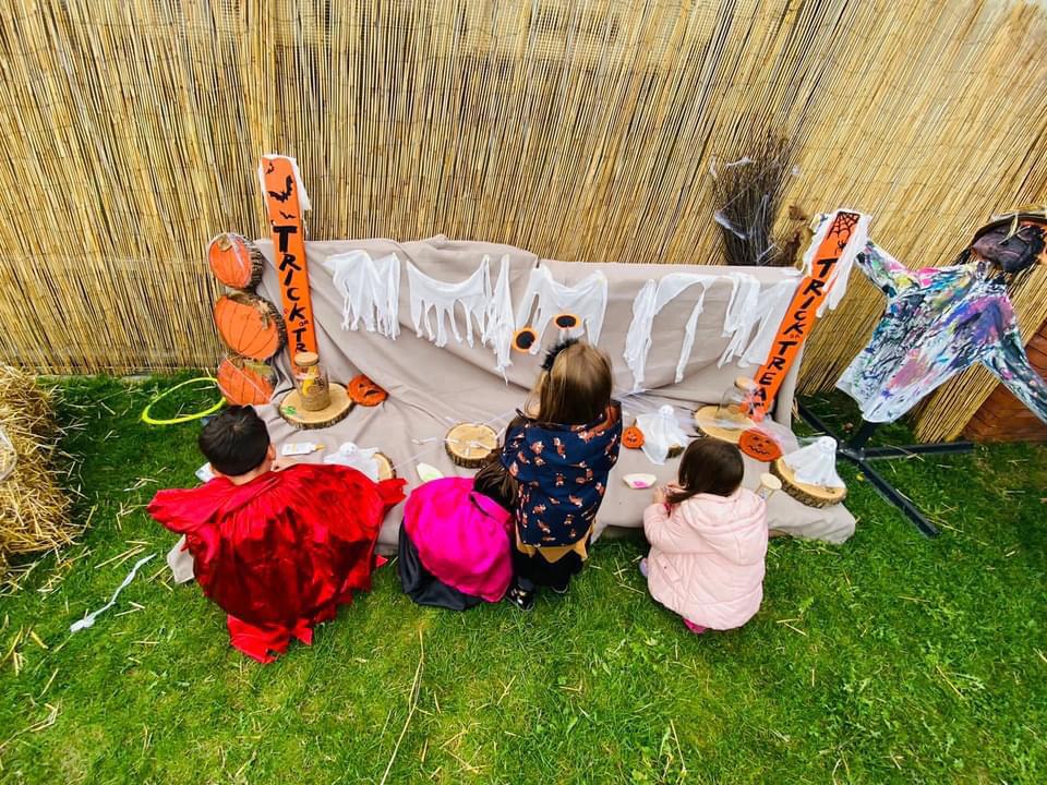 O grădiniţă din Ilfov nu a renunţat la atelierul de Halloween. Copiii au sculptat dovleci și i-au decorat