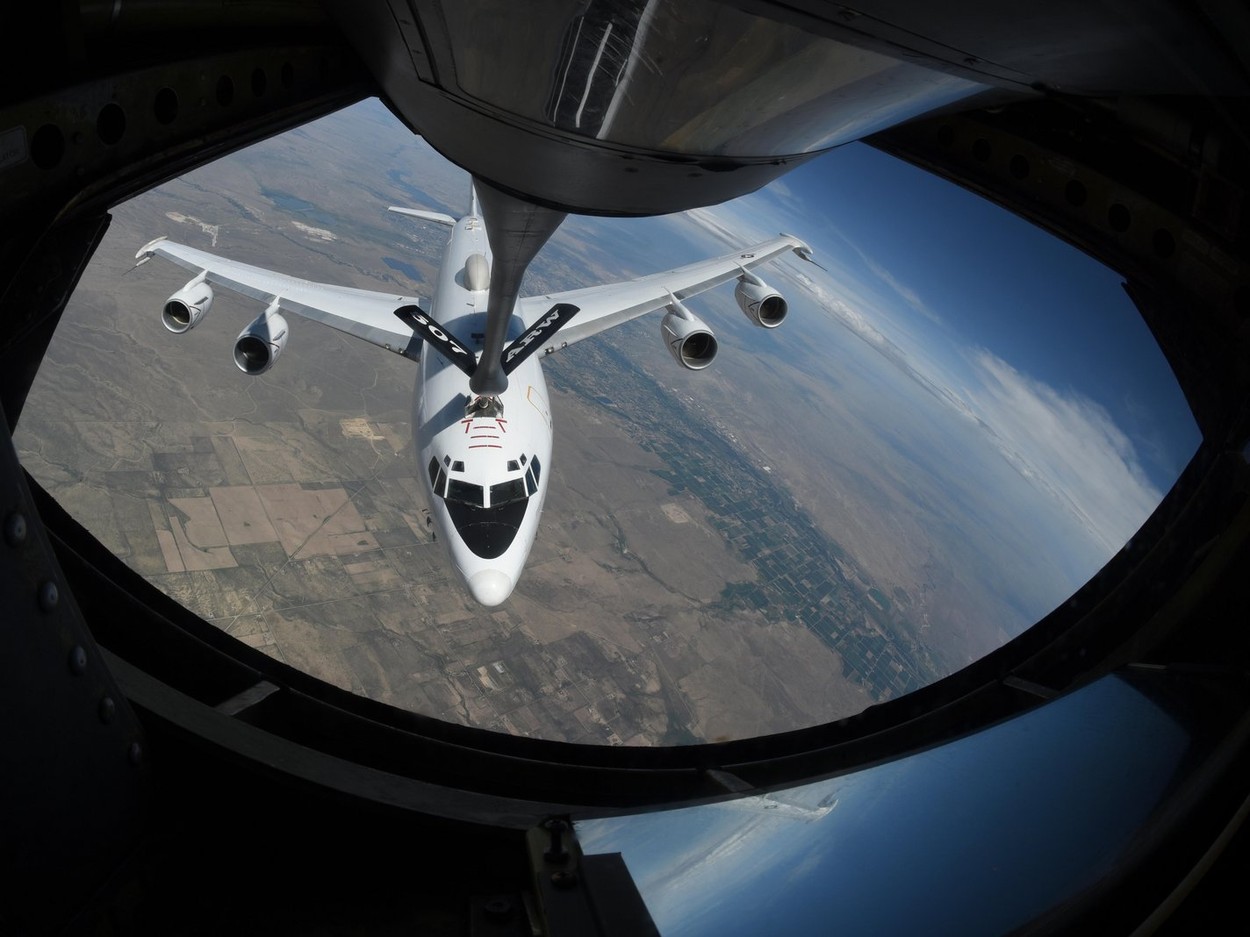 Avioanele care anunță războiul nuclear au zburat deasupra Americii după anunțul bolii lui Trump