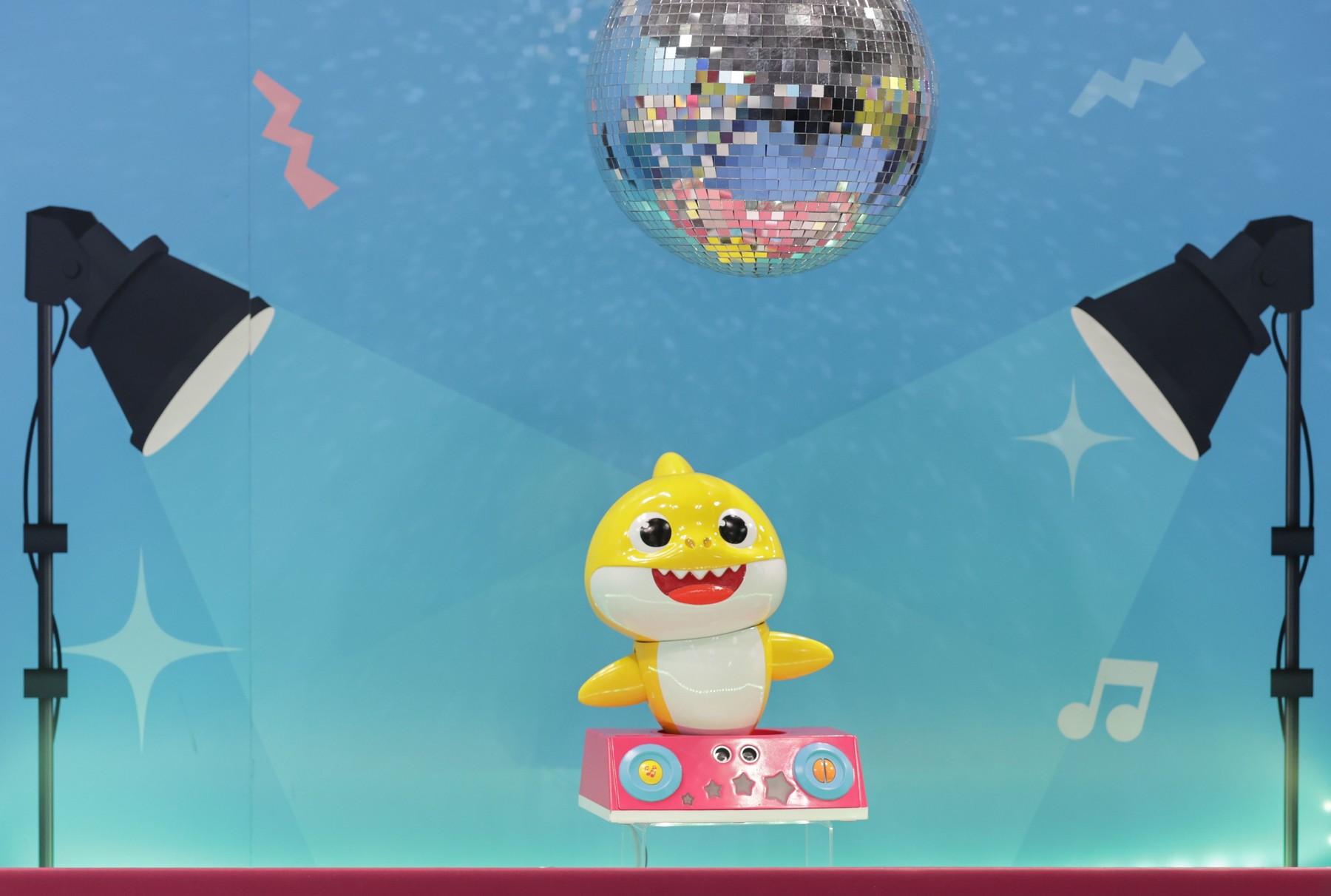 Prizonieri torturați cu melodia „Baby Shark”. Cum își justifică gardienii acțiunile