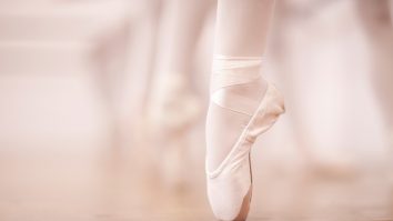 Protest pe ritmuri de balet, în Italia. Balerinele sperau să înceapă repetiţiile, dar au găsit lacătul pe uşă