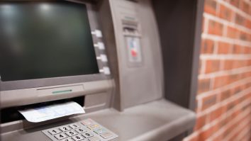 Un șofer a fost dus cu mașina Poliției să scoată bani de la bancomat pentru șpagă
