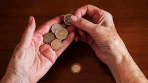 Creșterea pensiilor cu 40% îi va sărăci și mai mult pe cei săraci