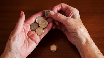 Creșterea pensiilor cu 40% îi va sărăci și mai mult pe cei săraci