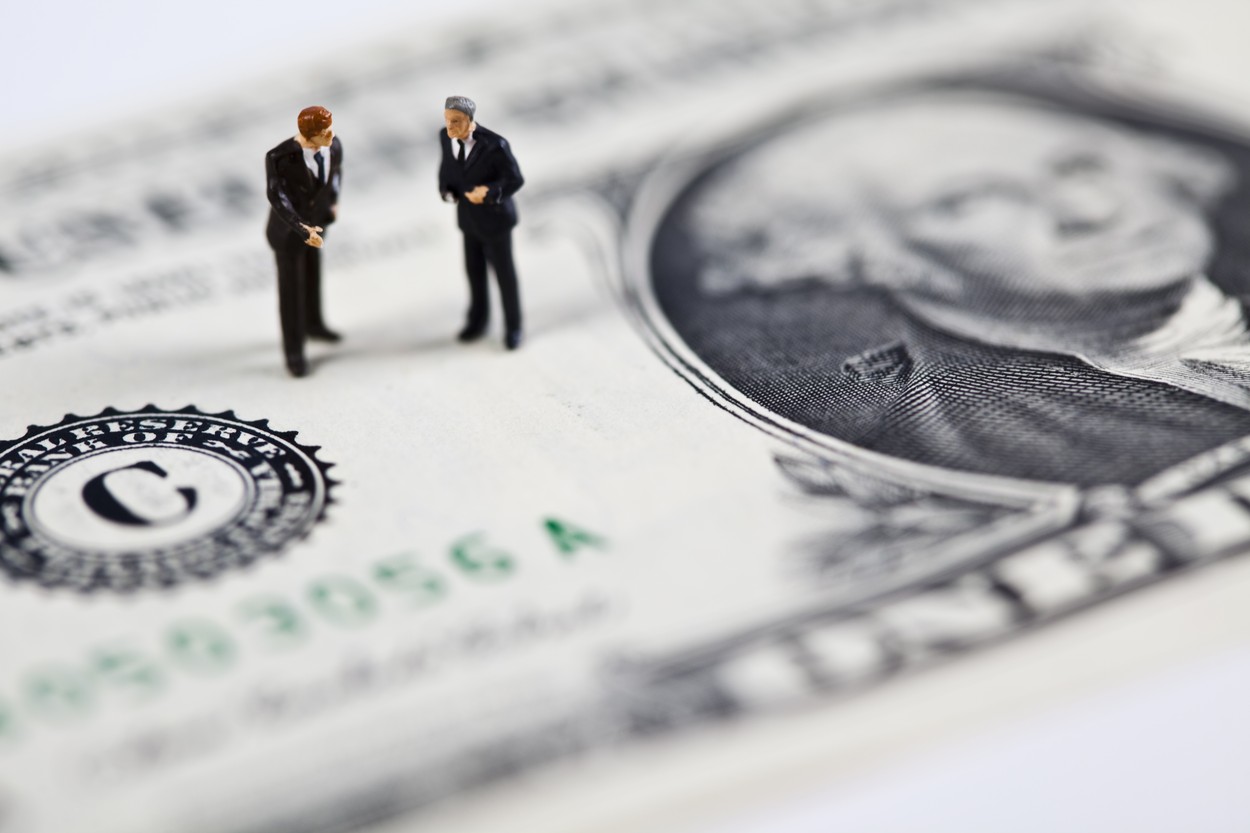 Peste 3 mii de bancheri din Marea Britanie sunt milionari în euro. Câți sunt în România