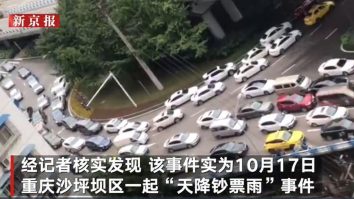 Bărbat arestat pentru că a „provocat haos în trafic” după ce a aruncat cu bani pe fereastră