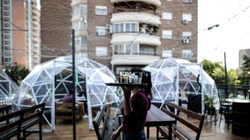 Țara care redeschide barurile și restaurantele după 7 luni sub lacăt. Care este situația actuală